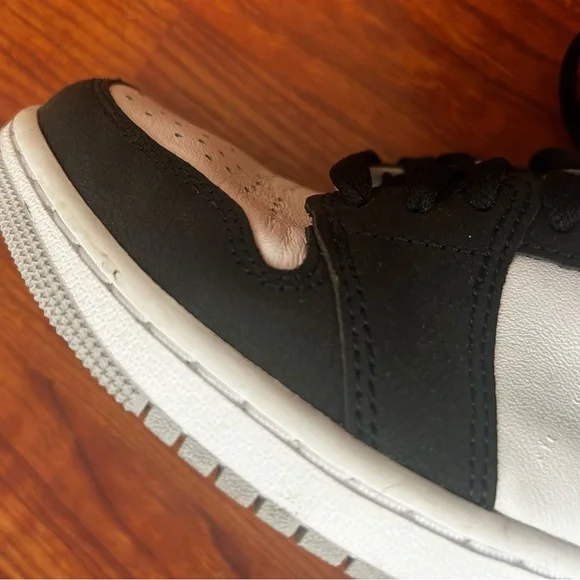 Nike Air Jordans Black and White High-Top Sneakers in crackle leather - Picture 14 of 15